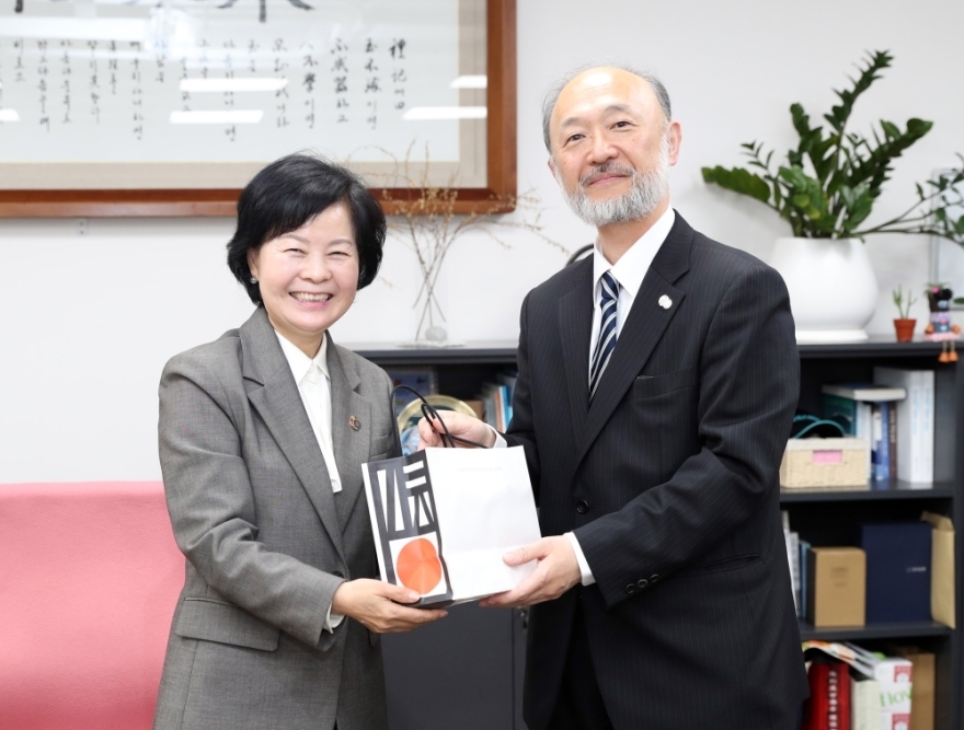 オ・エスク政務副知事と記念撮影を行う池田総領事