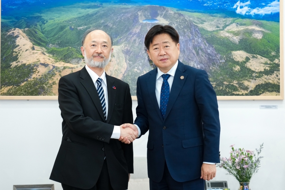 オ・ヨンフン道知事と記念撮影を行う池田総領事