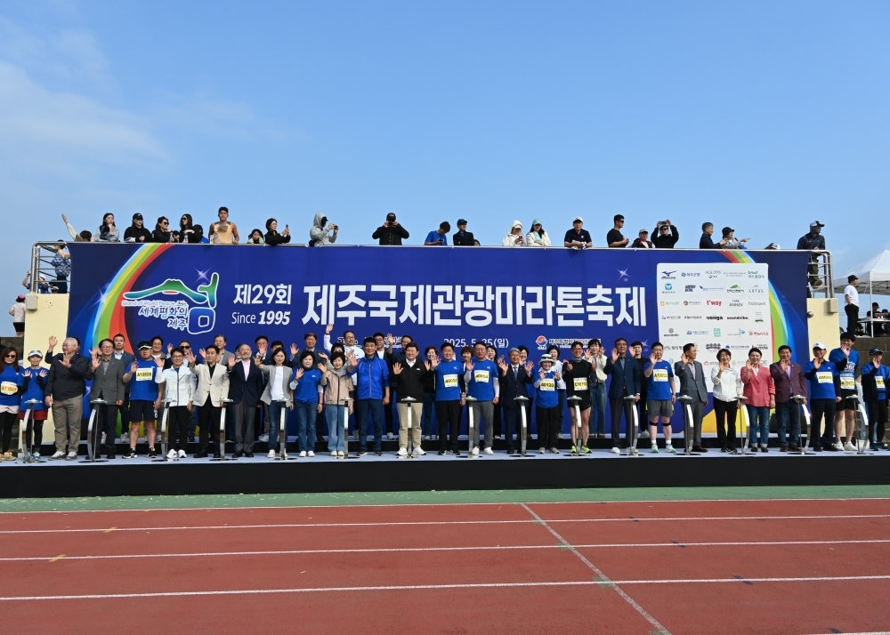 개막식에서 관계자와 함께 인사를 하는 이케다 총영사