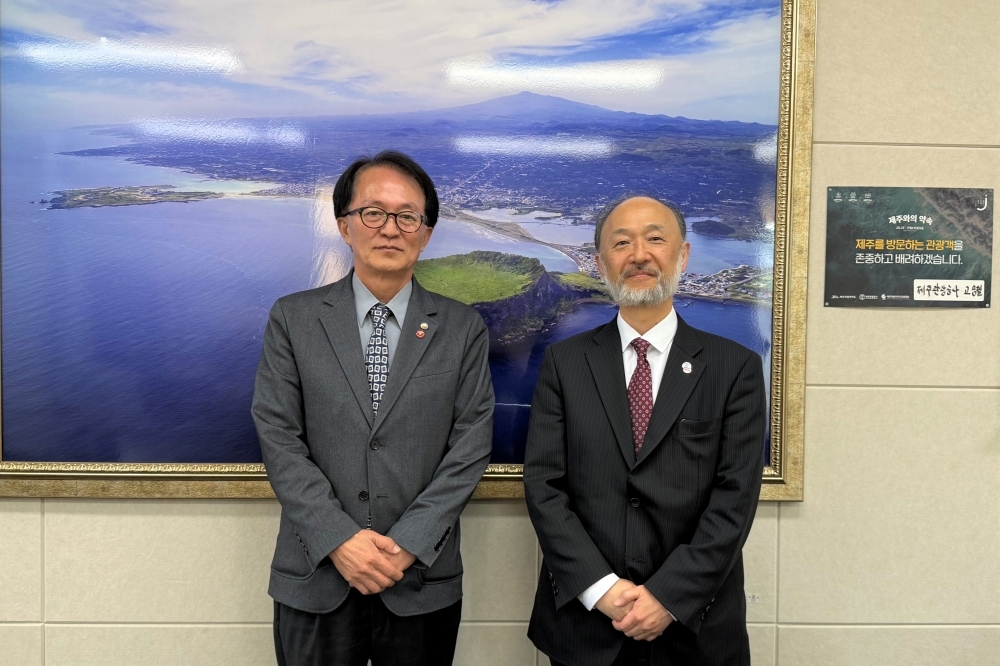 コ・スンチョル社長と記念撮影を行う池田総領事