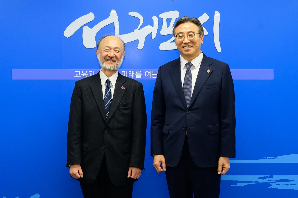 오순문 시장과 기념촬영하는 이케다 총영사
