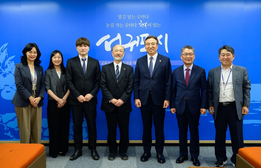 서귀포시 관계자와 기념촬영하는 총영사관 관원