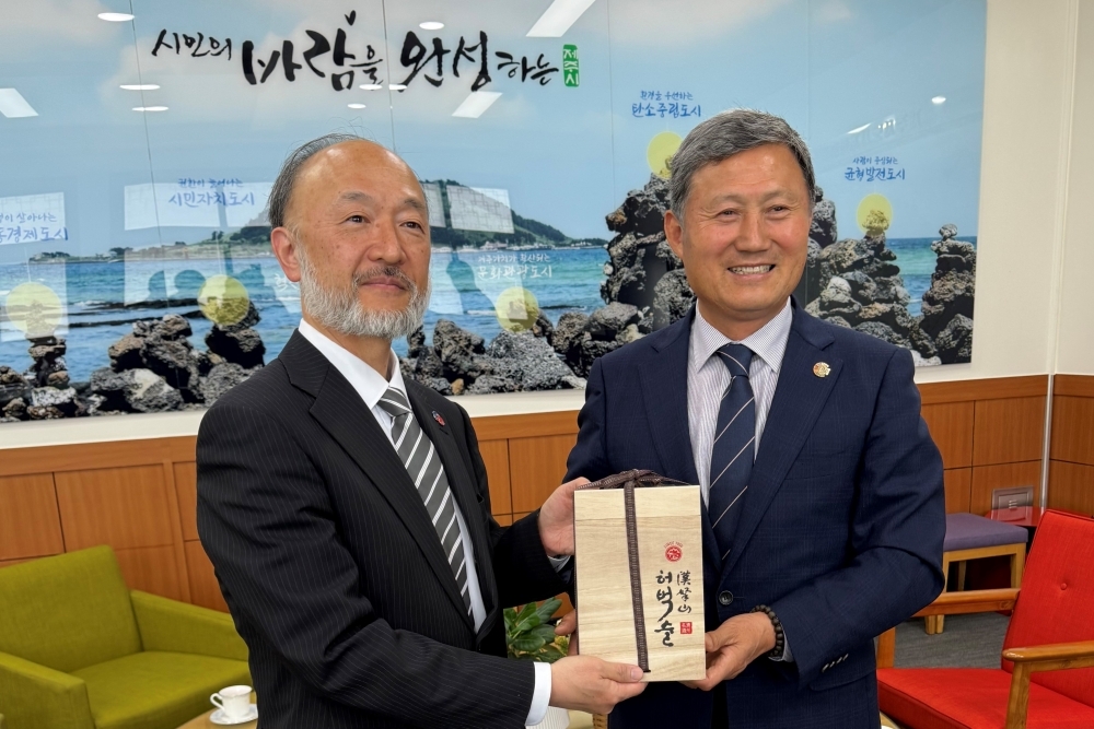 キム・ワングン市長と記念撮影を行う池田総領事