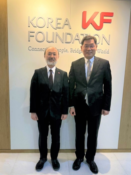 金起煥（キム・ギファン）理事長と記念撮影を行う池田総領事
