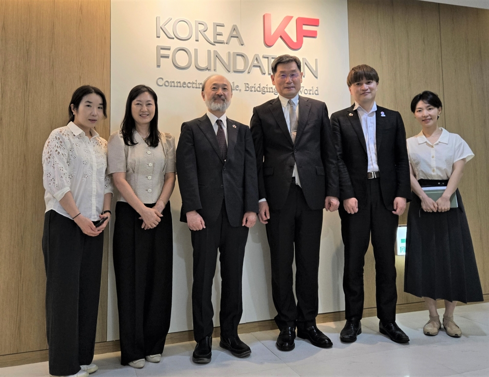 한국국제교류재단 관계자와 기념촬영하는 총영사관 관원