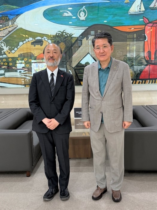 キム・ソンフン総長と記念撮影を行う池田総領事