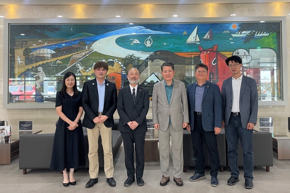 제주한라대학교 관계자와 기념촬영하는 총영사관 관원