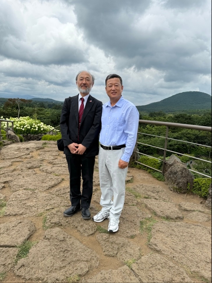 カン・ドンファ会長と記念撮影を行う池田総領事
