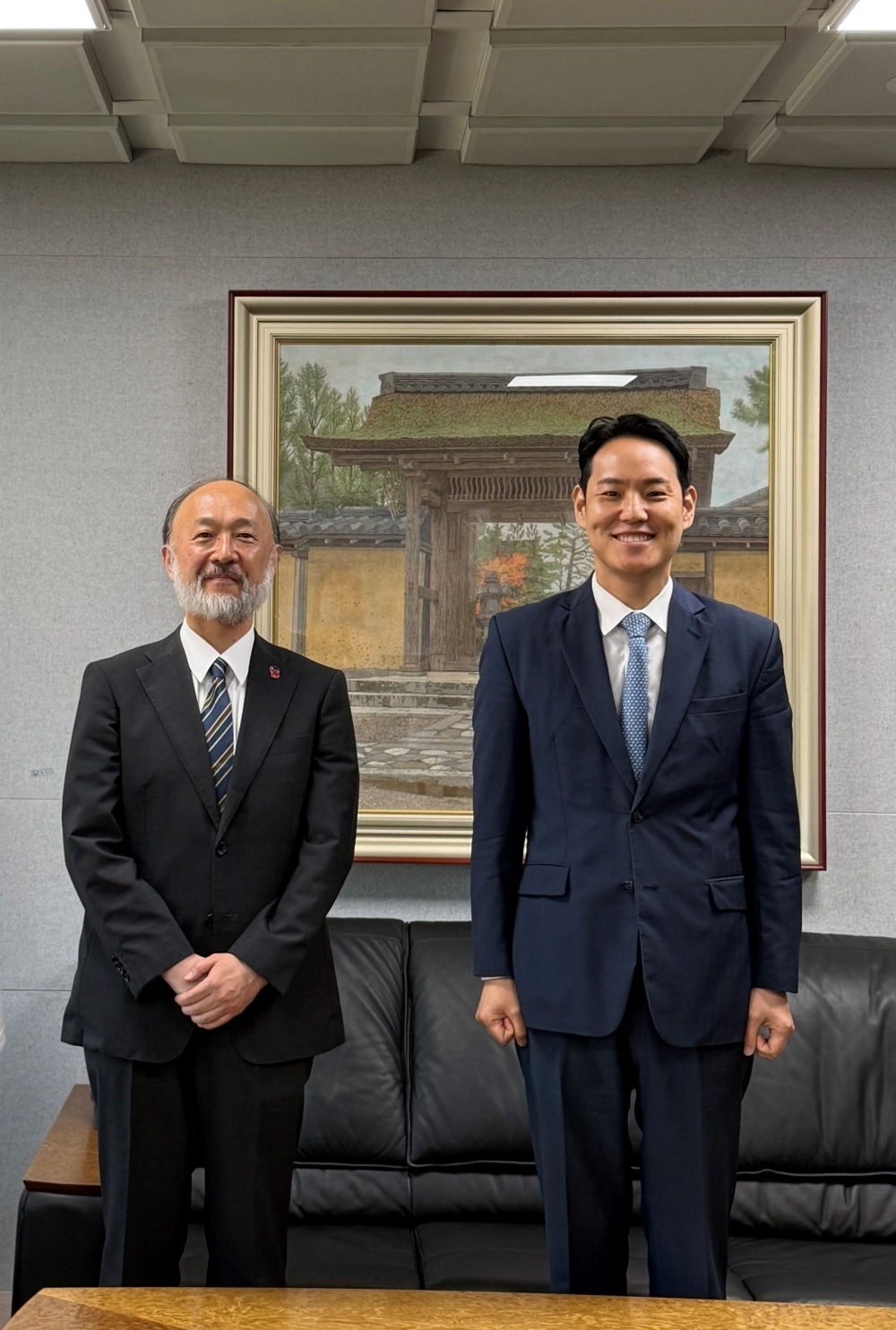 金翰奎（キム・ハンギュ）国会議員と記念撮影を行う池田総領事
