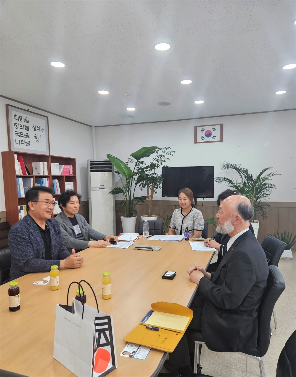 「国民の力」済州特別自治道党関係者と意見交換を行う池田総領事