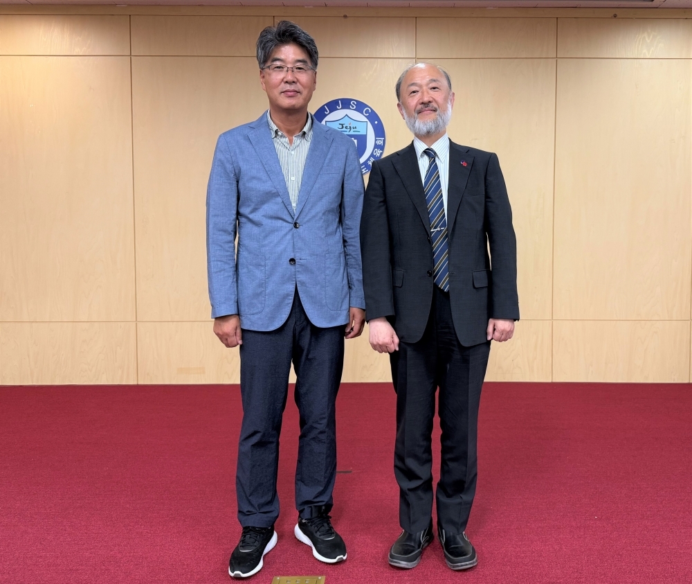 シン・ジンソン会長と記念撮影を行う池田総領事