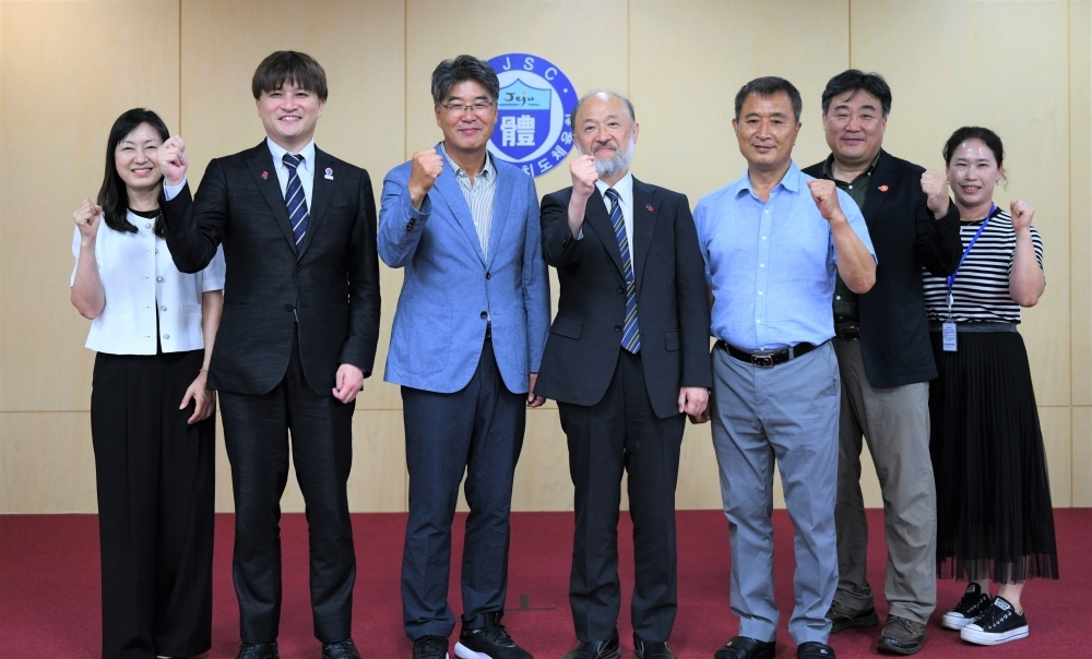 済州特別自治道体育会関係者と記念撮影を行う総領事館員
