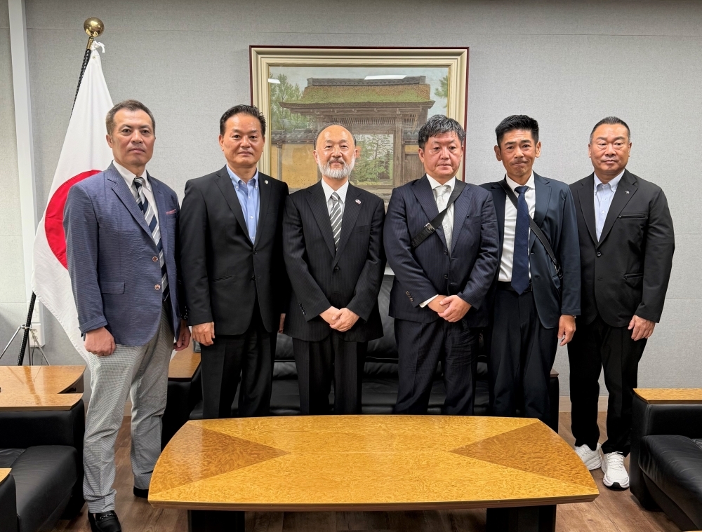 在日本関東済州道民協会幹部と写真撮影を行う池田総領事