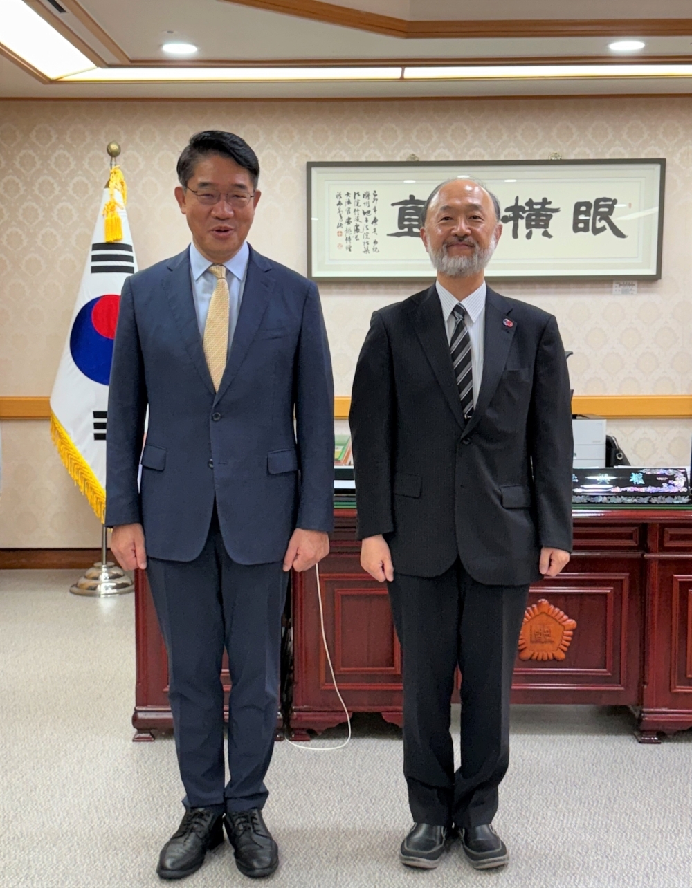イ・フングォン法院長と記念撮影を行う池田総領事