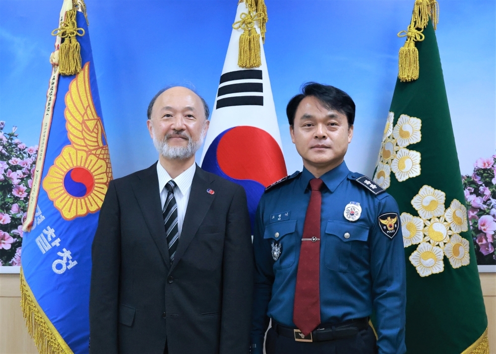 コ・ピョンギ庁長と記念撮影を行う池田総領事