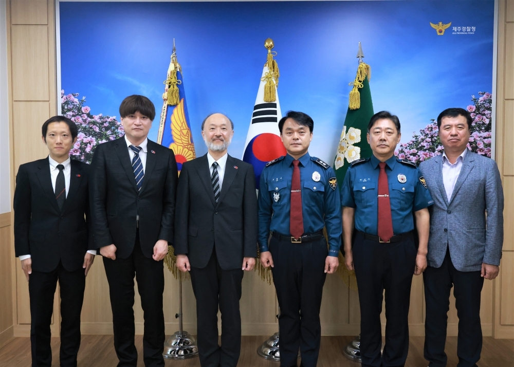 済州警察庁関係者と記念撮影を行う総領事館員