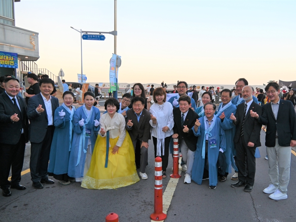 第64回タムナ文化祭の来賓及び関係者と記念撮影を行う池田総領事