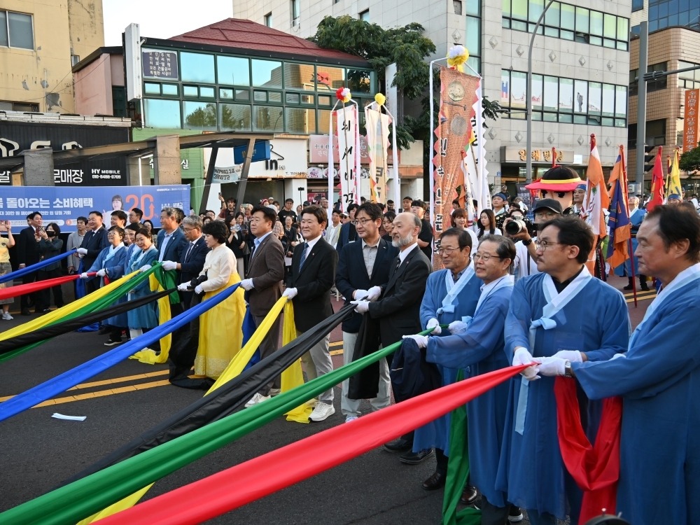第64回タムナ文化祭のパレードに参加する池田総領事
