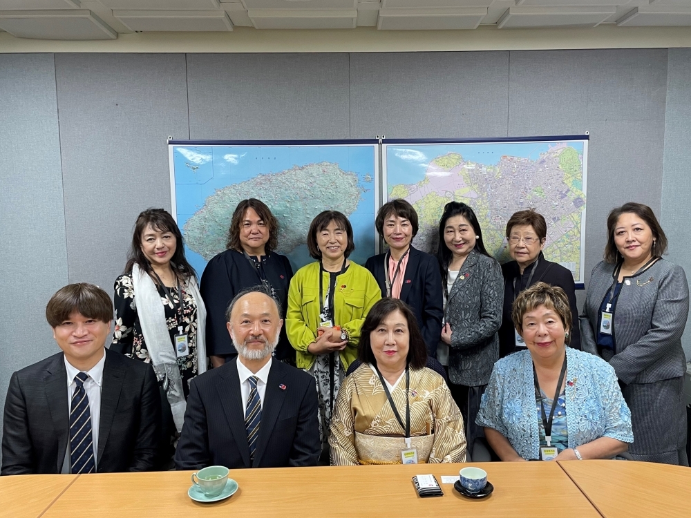 青森商工会議所女性会と記念撮影を行う池田総領事