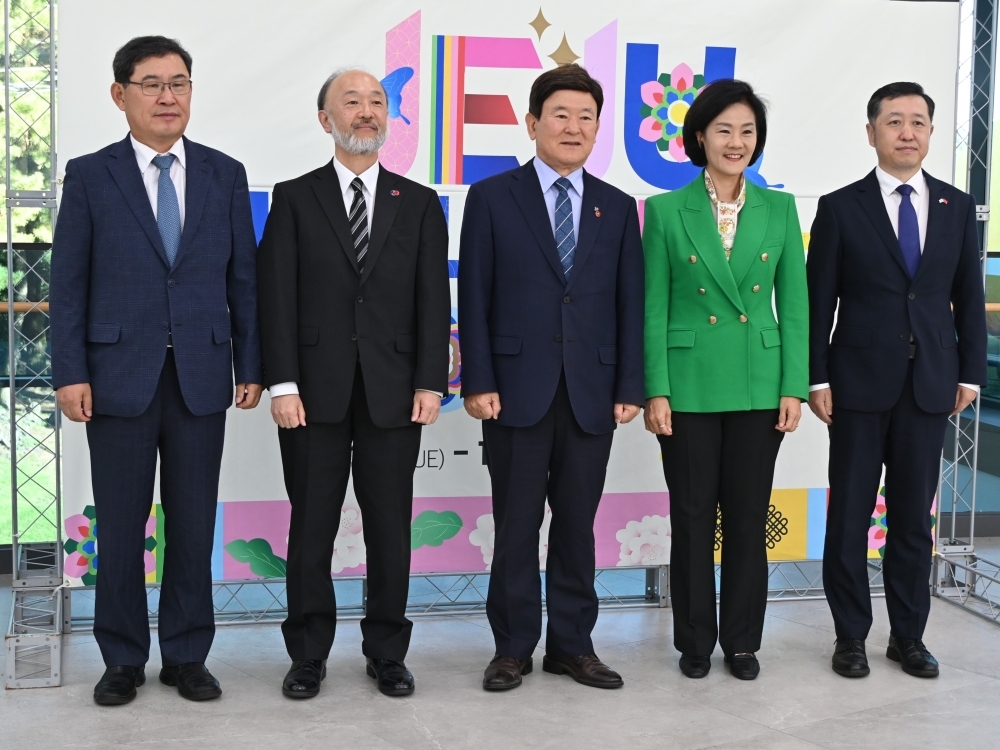 済州国際青少年フォーラムの主催者及び来賓と記念撮影を行う池田総領事