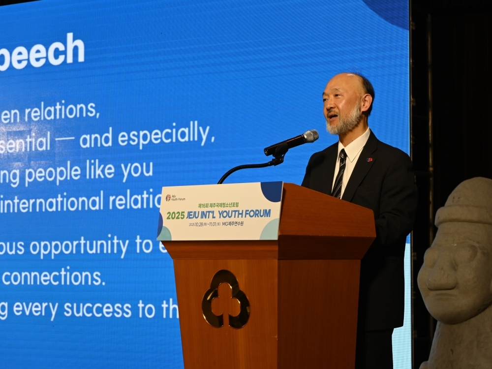 開幕式で祝辞を述べる池田総領事