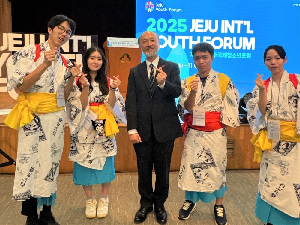 日本からの参加者と記念撮影を行う池田総領事