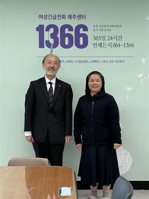 チョン・スンドクセンター長と記念撮影を行う池田総領事