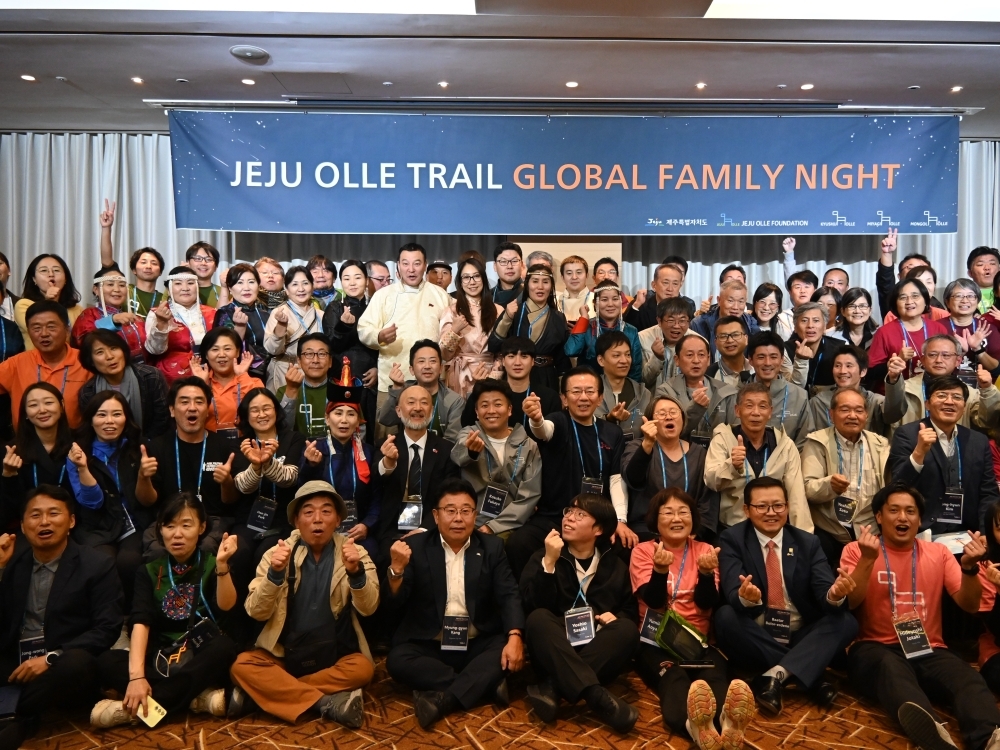 2025 제주올레 글로벌 패밀리 나이트 내빈 및 참가자와 기념촬영하는 이케다 총영사