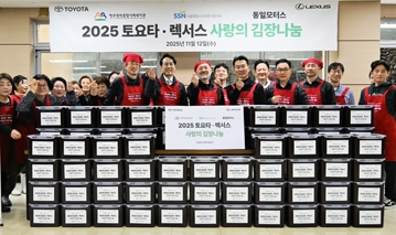 関係者及びボランティアと記念撮影を行う池田総領事