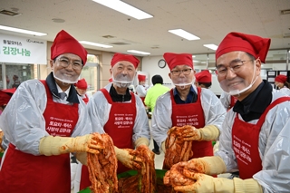 関係者とキムチ漬けを行う様子