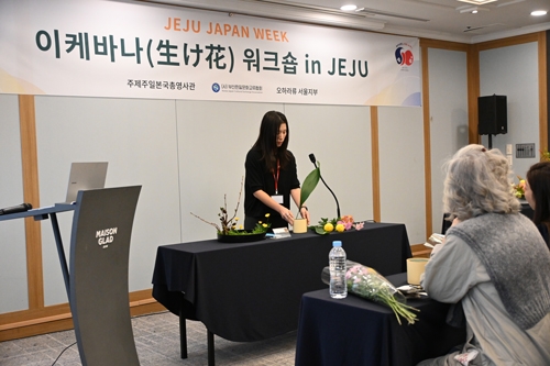 生け花ワークショップのデモンストレーション