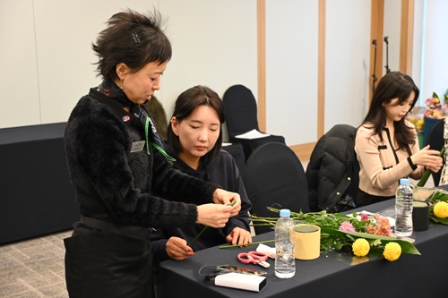 生け花ワークショップの専門講師による指導写真