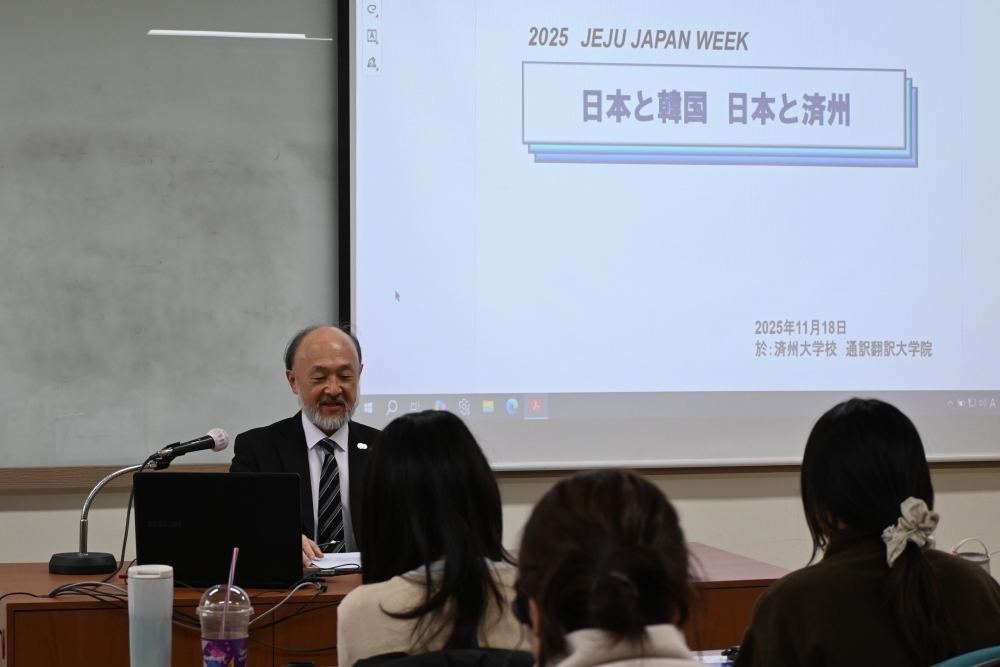 講演を行う池田総領事