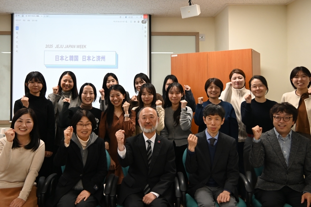 大学院生及び関係者と記念撮影を行う池田総領事