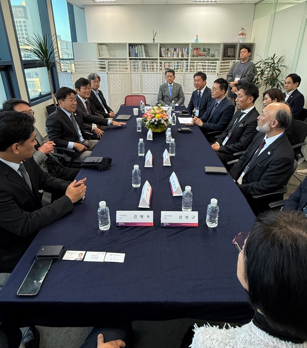 来賓及び関係者と懇談する池田総領事