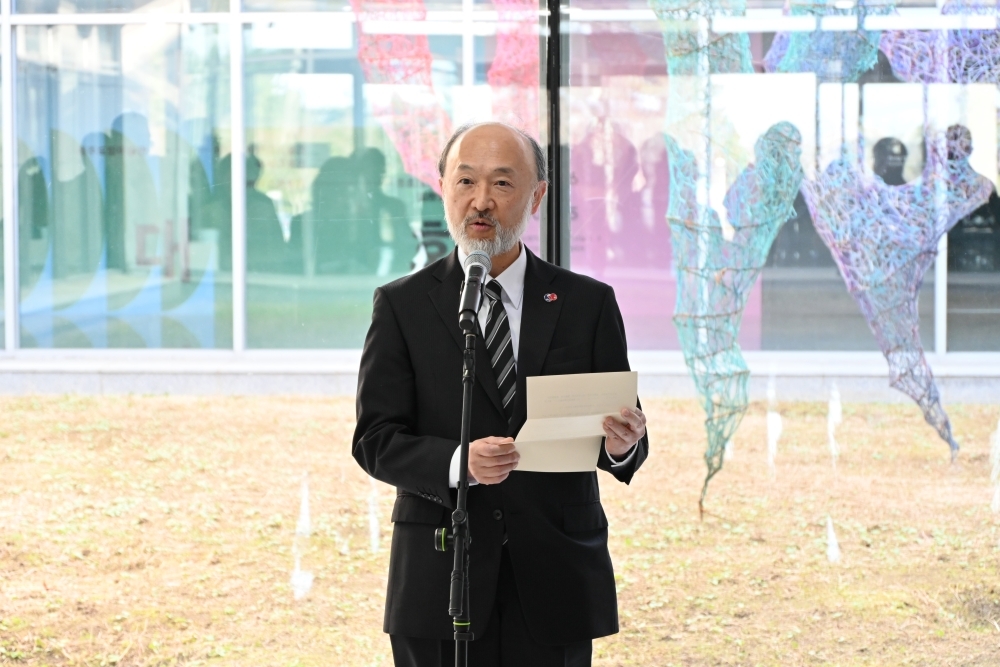 開幕式で祝辞を述べる池田総領事