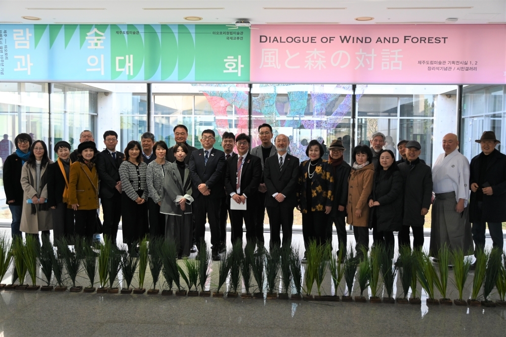 済州道立美術館－青森県立美術館 国際交流展の来賓と記念撮影を行う池田総領事