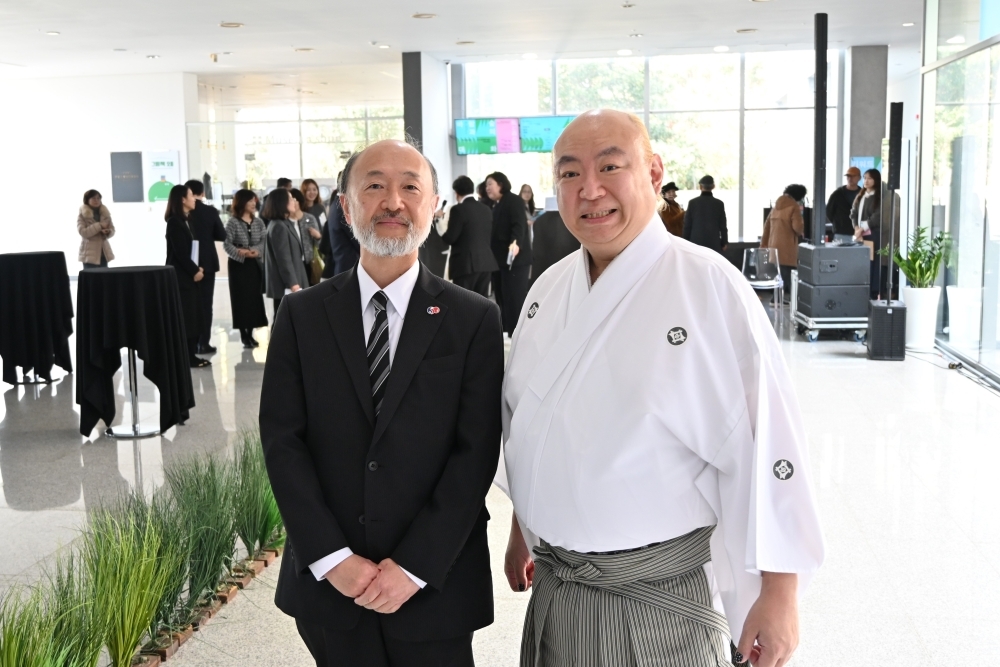 三味線奏者と記念撮影を行う池田総領事事