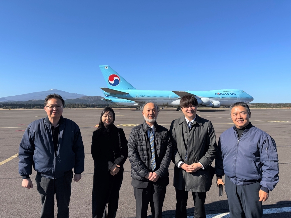 韓国空港関係者と記念撮影を行う総領事館員