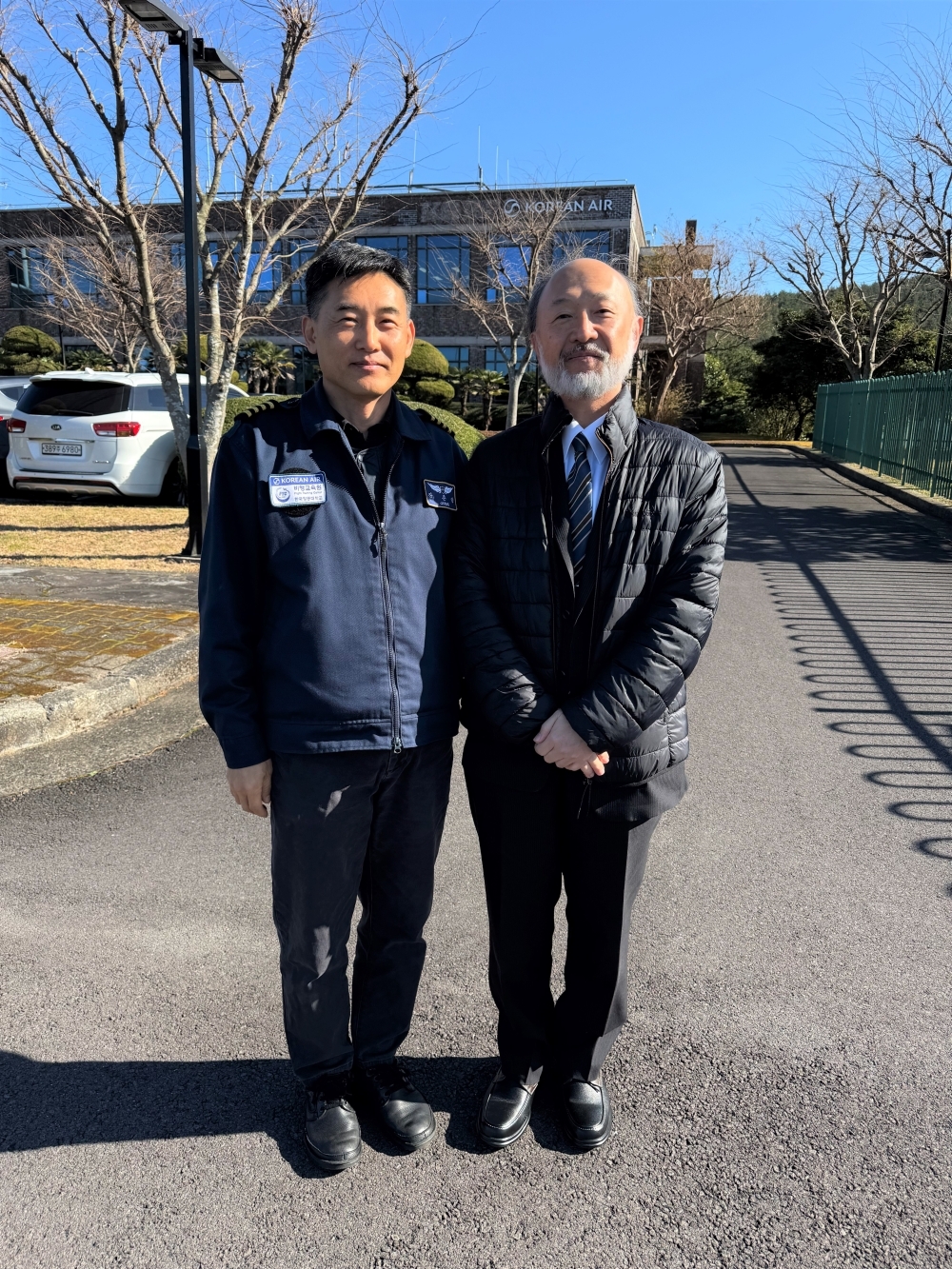 비행장 지도교관과 기념촬영하는 이케다 총영사