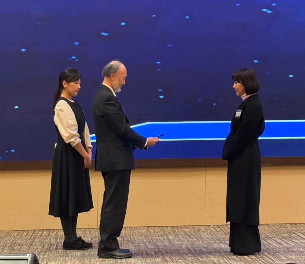 티웨이항공 지점장에게 감사패를 수여하는 이케다 총영사