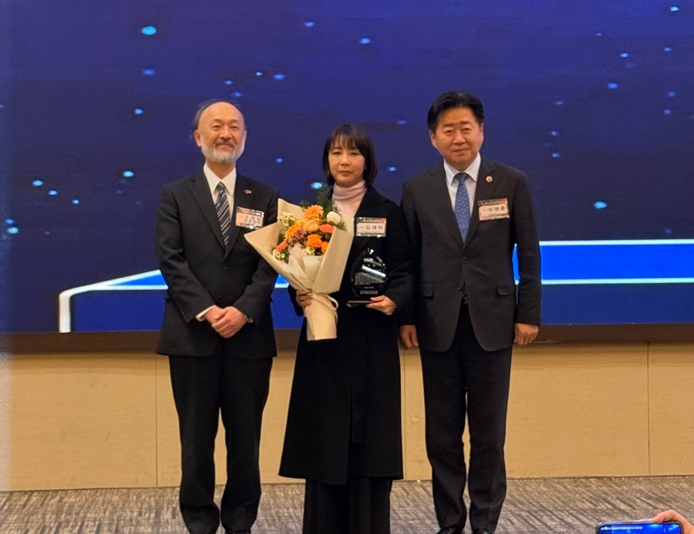 김세미 지점장, 오영훈 도지사와 함께 기념촬영하는 이케다 총영사