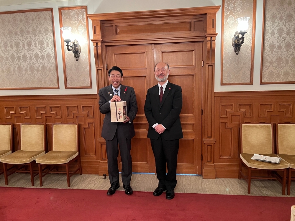 핫토리 지사와 기념촬영하는 이케다 총영사