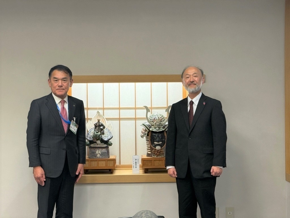 峰達郎唐津市長を表敬する池田総領事