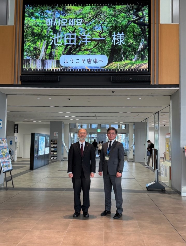 가라쓰시청 현관 홀에서 기념촬영하는 이케다 총영사