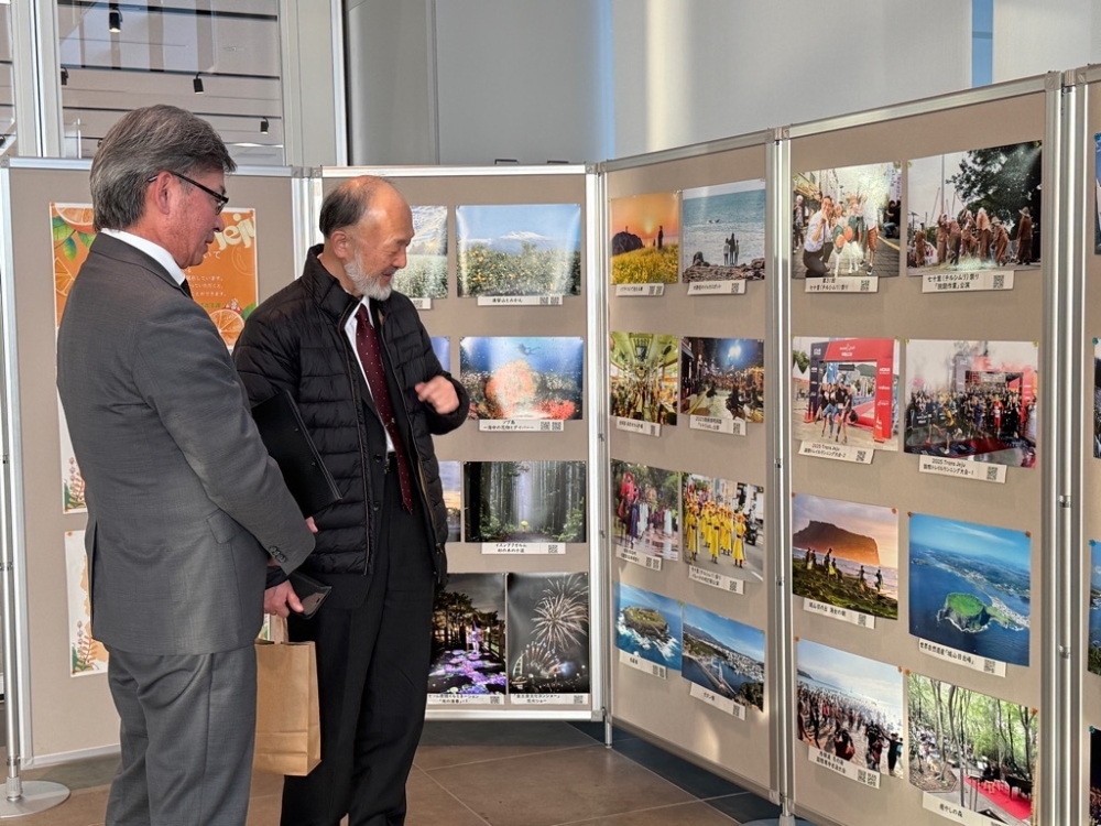 사진전을 관람하는 이케다 총영사