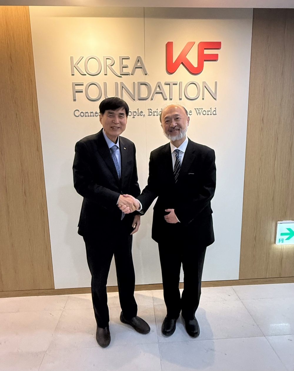 ソン・ギド理事長と記念撮影を行う池田総領事