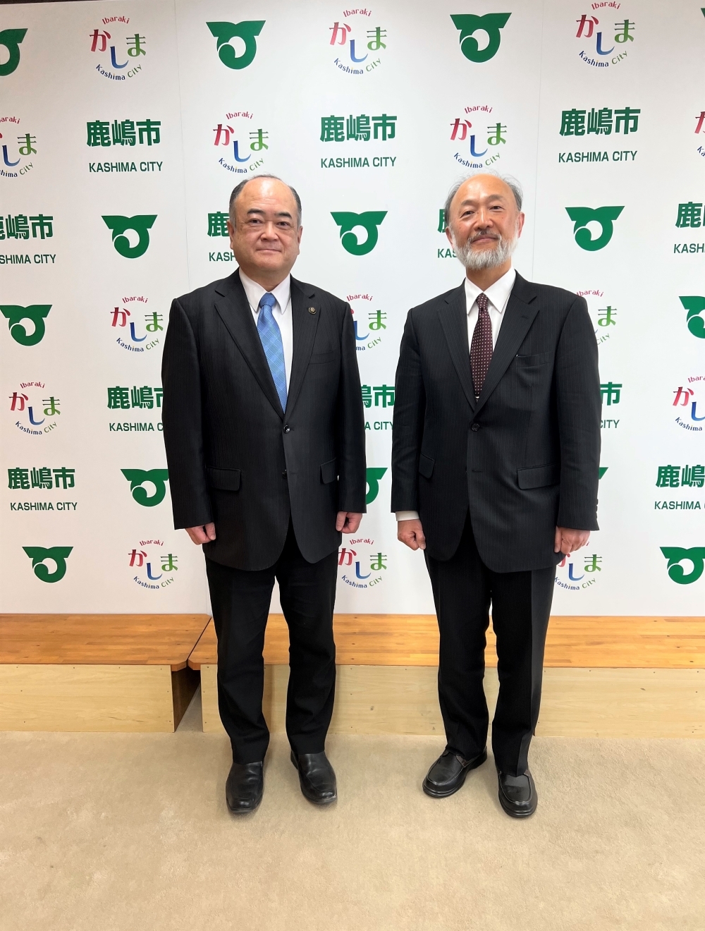 田口市長と記念撮影を行う池田総領事