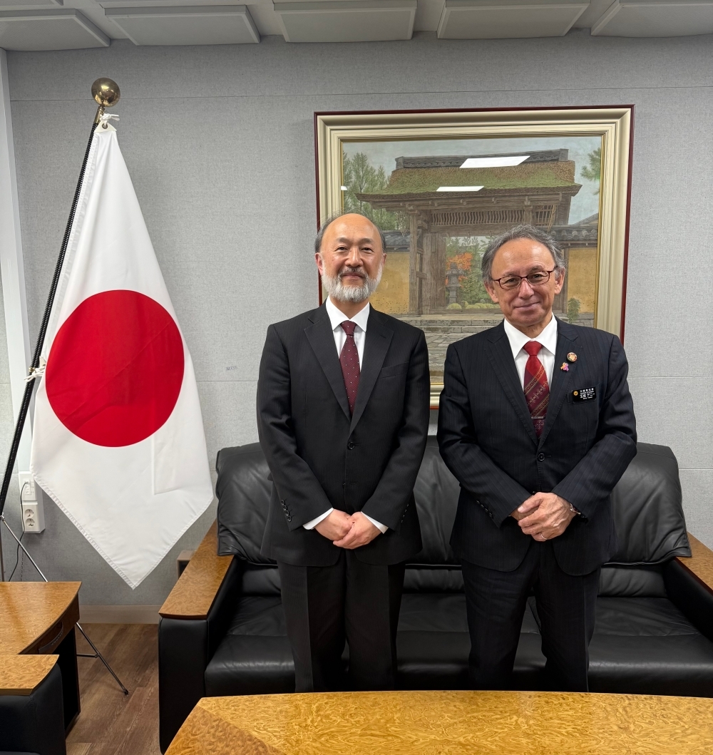 玉城知事と記念撮影を行う池田総領事