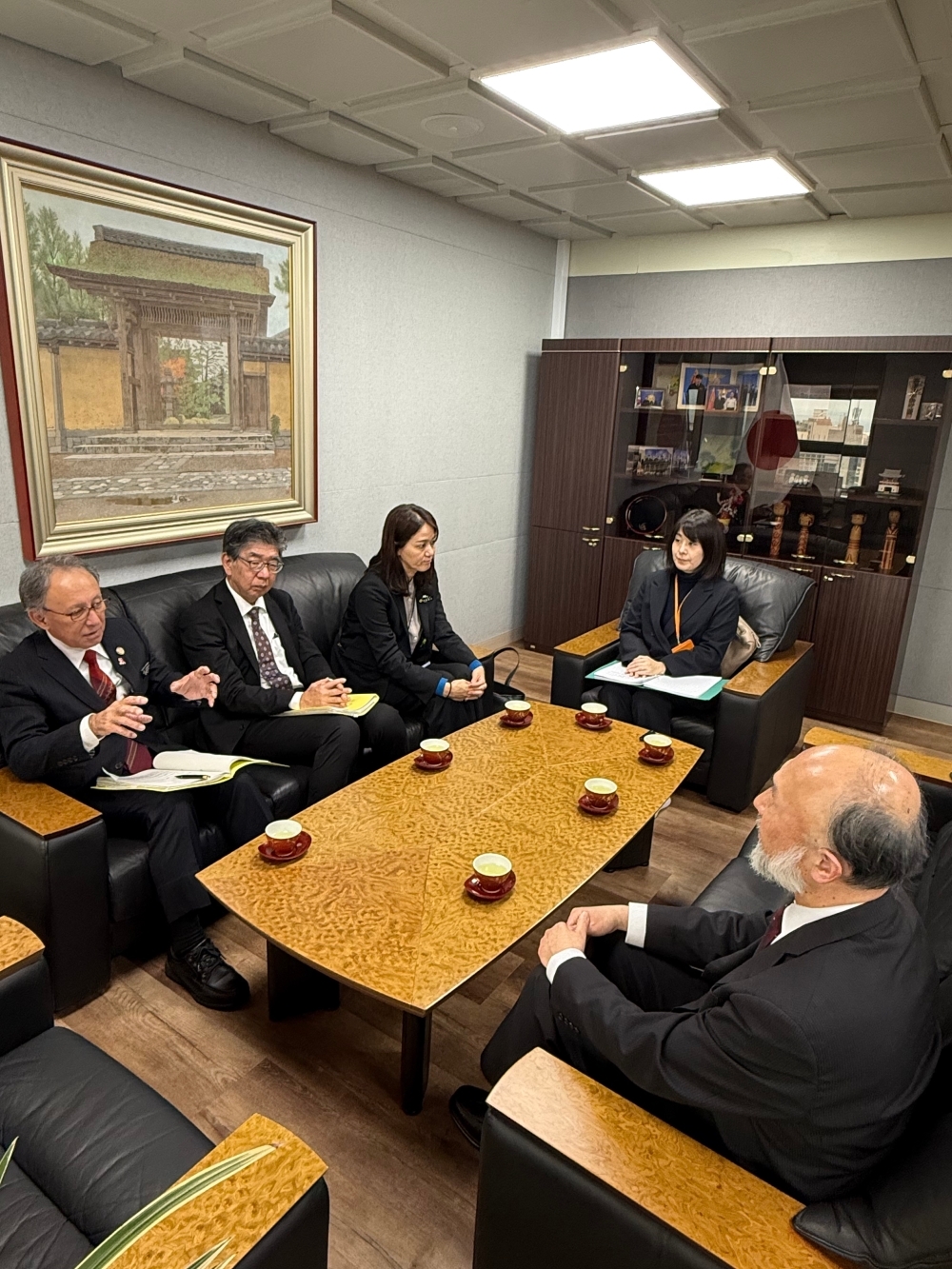 오키나와현 일행분들과 간담하는 모습